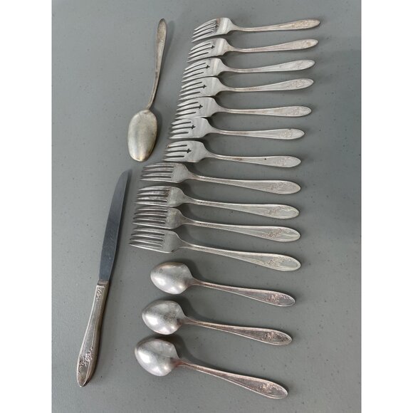1946 Tudor Plate Oneida Queen Bess II Silverware 16 Piece Set Floral Vintage - Picture 9 of 10